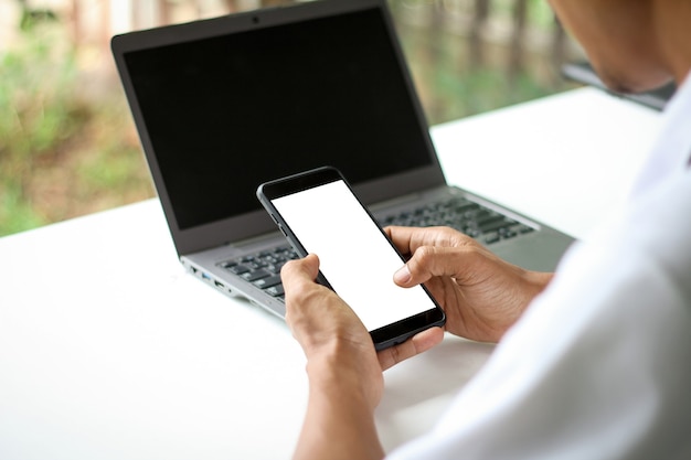 Mani dell'uomo che tengono lo smartphone con lo schermo dello spazio di copia vuoto per il tuo messaggio di testo o contenuto informativo, femmina che legge il messaggio di testo sul telefono cellulare durante l'ambiente urbano.