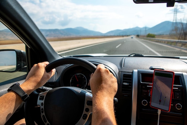 写真 男はハンドル車の旅行の概念を実践