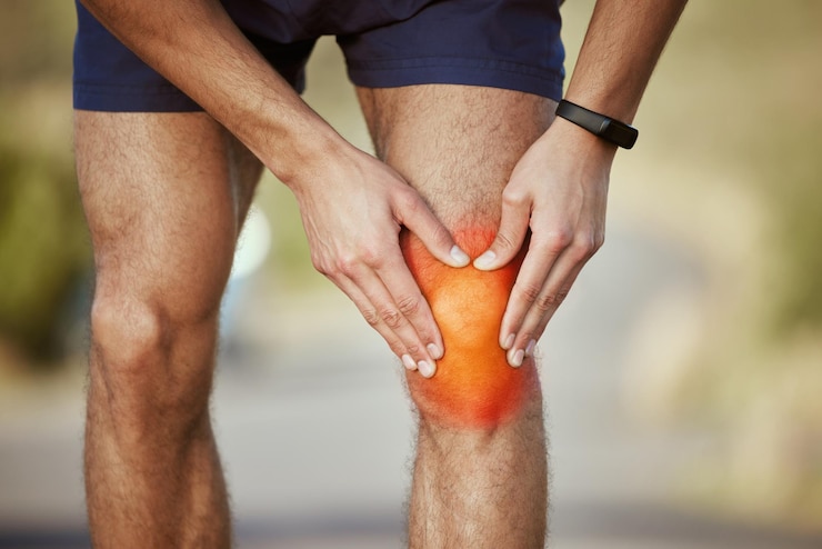 Photo man hands and runner with knee pain injury or sore inflammation on bone in the outdoors hand of male person or athlete holding painful area in sports leg accident fitness or bruise from running