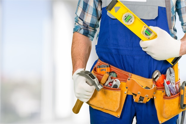 Mani dell'uomo con strumenti al lavoro