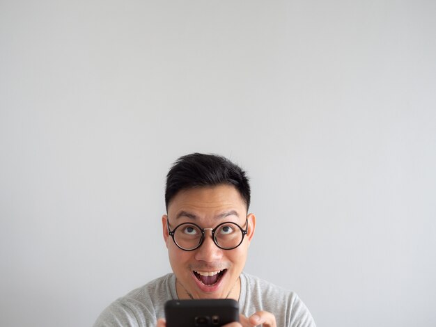 man happy to see what in the smartphone.