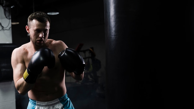 Foto man hard trainen voor een bokswedstrijd met kopie ruimte