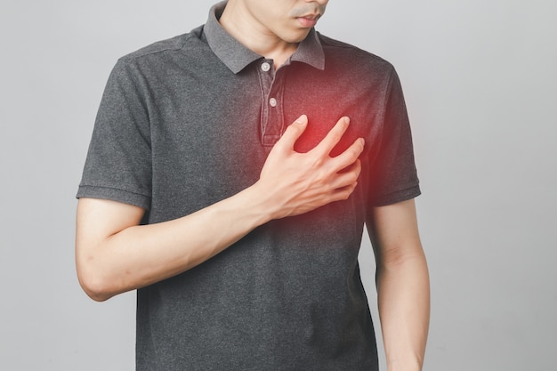 L'uomo ha dolori al petto che soffrono di malattie cardiache, malattie cardiovascolari, infarto. concetto di assistenza sanitaria.