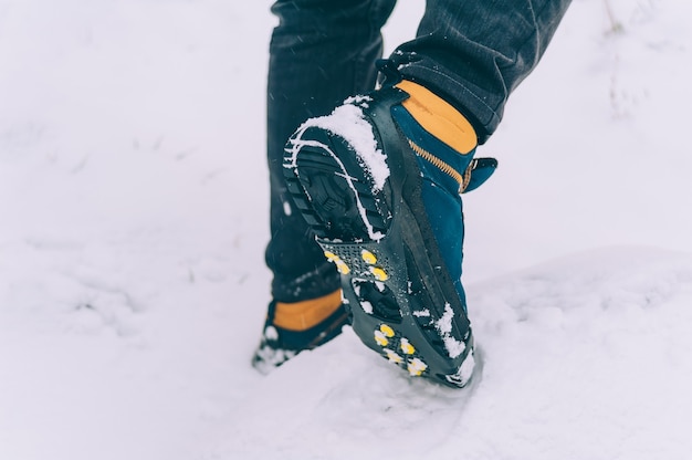 L'uomo ha le scarpe da ghiaccio sulle scarpe