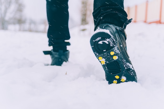 L'uomo ha le scarpe da ghiaccio sulle scarpe