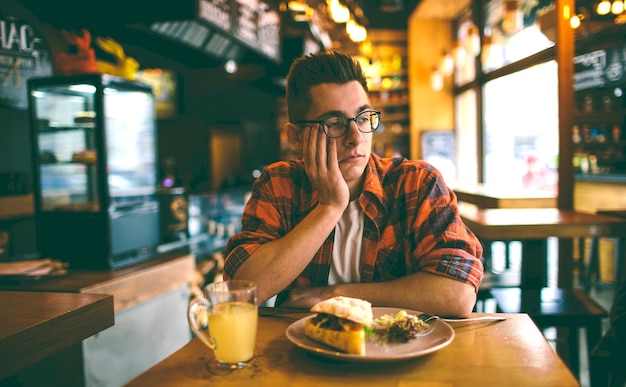 男はレストランに食欲がない