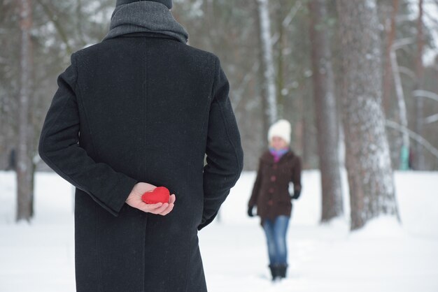 Foto un uomo ha preparato una sorpresa per una donna il giorno di san valentino