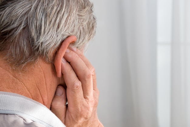 Photo a man has a sore ear closeup