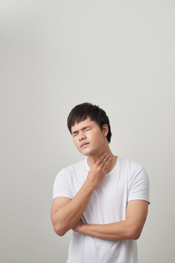 Photo 사람은 독감 때문에 목에 끔찍한 통증이 있습니다. 그는 목소리를 잃고 말을 할 수 없습니다