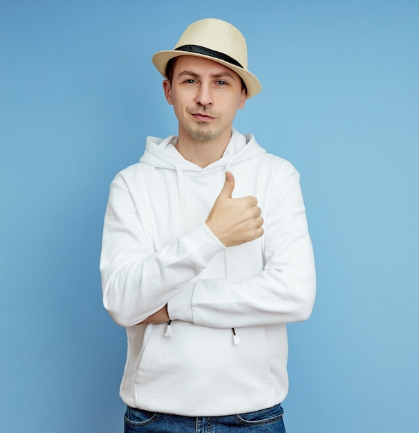 L'uomo con il cappello sorride e indica in alto. tutto è bello