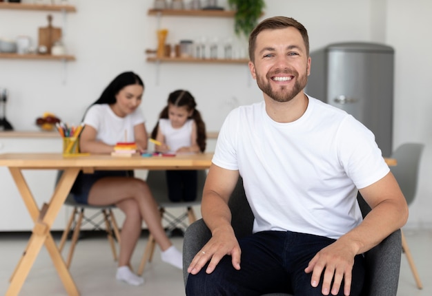 写真 家族とビデオ通話をしている男性