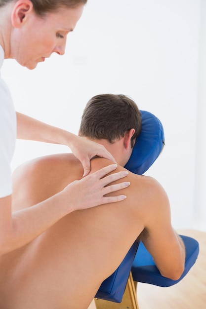 Photo man having back massage