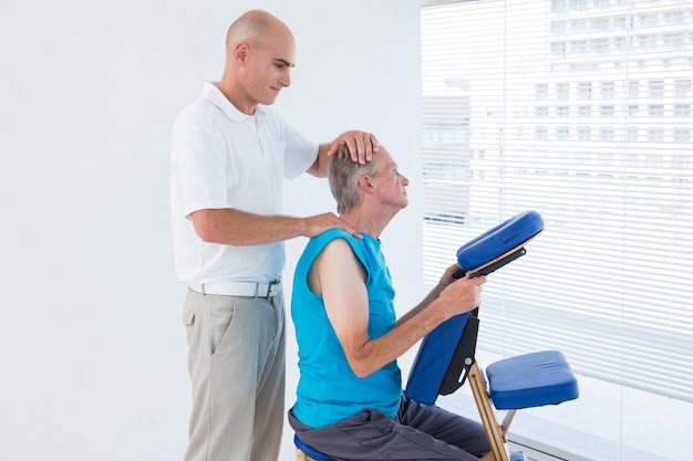 Photo man having back massage