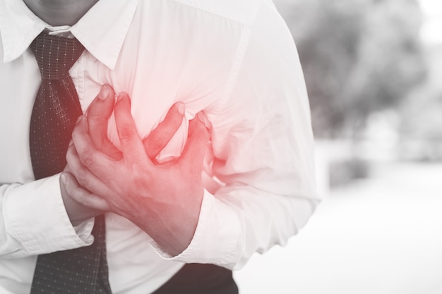 Uomo che ha dolore al petto - attacco di cuore all'aperto. o l'esercizio fisico pesante fa sì che il corpo subisca shock per le malattie cardiache.