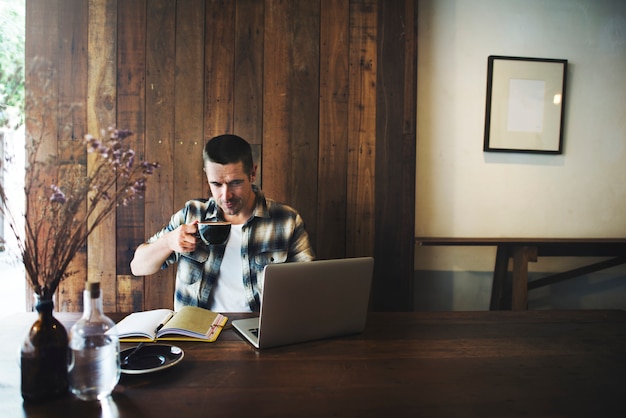 Un uomo con un caffè