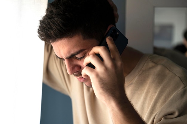 Foto uomo che litiga con sua moglie al telefono