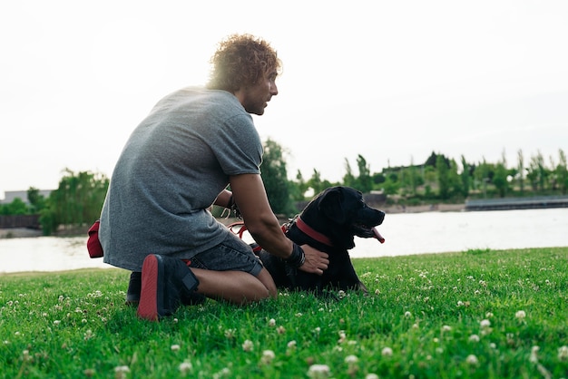 L'uomo si diverte e gioca con il suo cane nel parco.