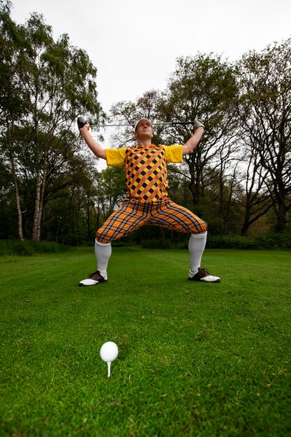 Photo man having a game of golf outdoors on the field