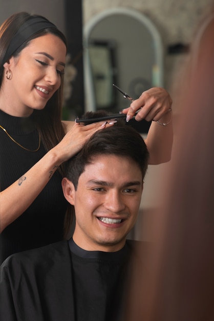 Foto uomo che ha i capelli tagliati al parrucchiere latino