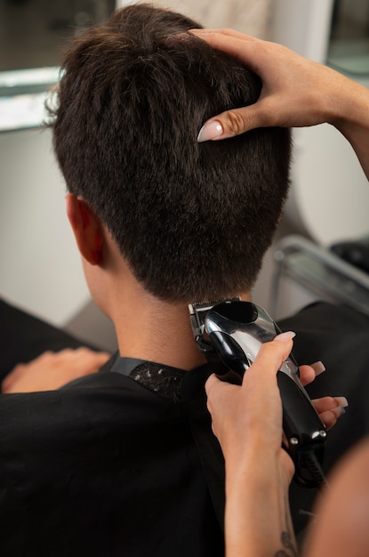 Foto uomo che ha i capelli tagliati al parrucchiere latino