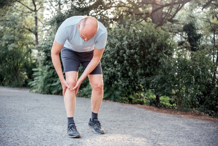 Photo a man having intense pain at the front of the knee