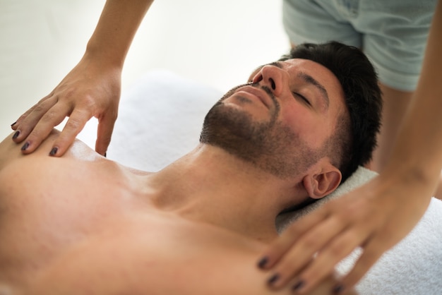 Photo man having a massage in a wellness center