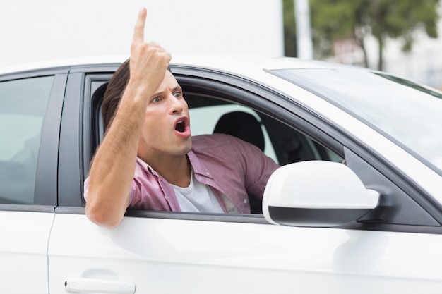 Uomo che ha la rabbia della strada