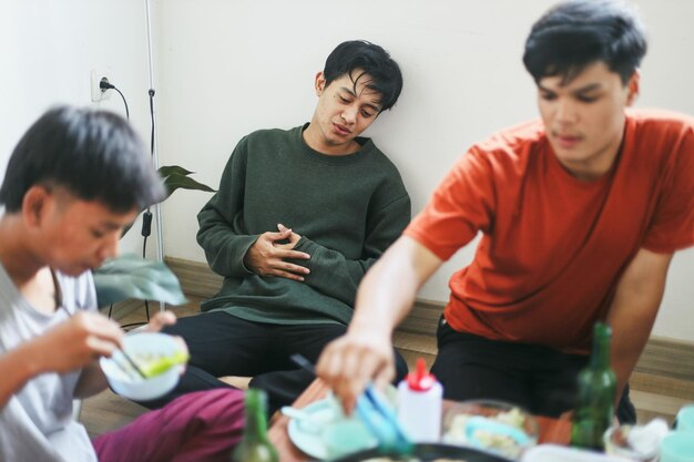 友達 と 食事 を し た 後,胃痛 と 不快感 を 抱く 人