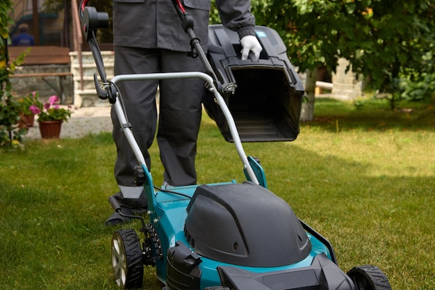 Man heeft de grasmaaiermand schoongemaakt en is klaar om weer aan het werk te gaan