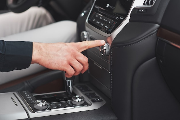 Man heeft een audiosysteem in de auto.