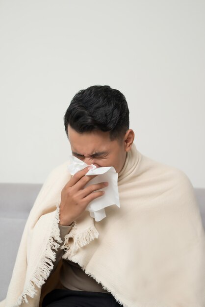 Man heeft griep, virus of allergie voor de luchtwegen. Gezond, geneeskunde en mensenconcept. Hoofdpijn en koorts remedies.