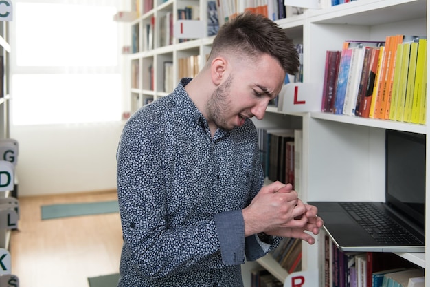 Man heeft pijn in vinger en hand