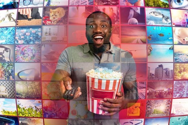 Man heeft plezier met het kijken naar een film Concept van entertainment en streaming tv rode achtergrond