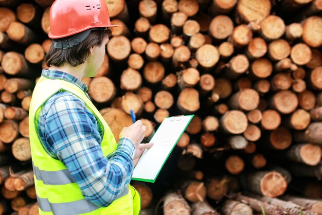 Foto uomo in casco lavoratore legname