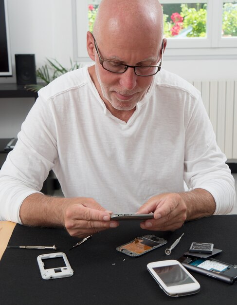 Man herstelde een smartphone