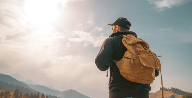 사진 산에서 남자 등산객