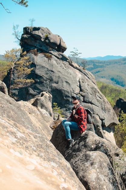 dovbush岩の風景でバックパックと男のハイカー