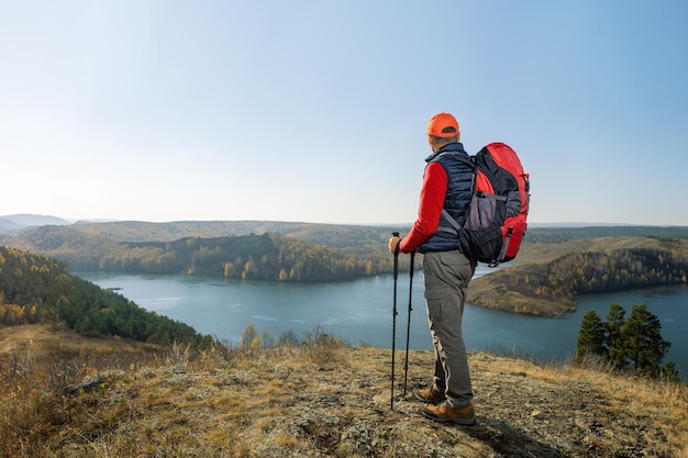 男の秋の自然の風景を楽しむ山でのハイキング旅行冒険健康的なライフ スタイル コンセプト アクティブ