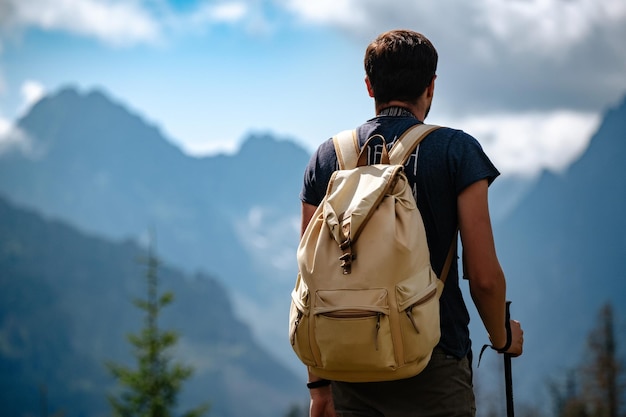 重いバックパックを持って山でハイキングする男旅行ライフスタイル放浪癖アドベンチャーコンセプト夏休み屋外で一人で野生のタトラ国立公園ポーランドに