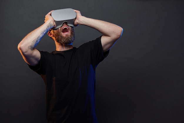 Man hipster met baard met behulp van virtual reality-bril