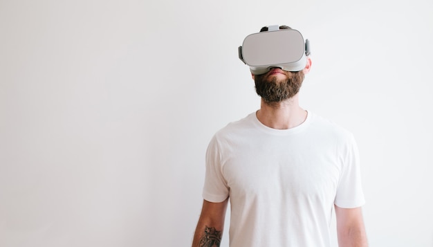 Man hipster met baard met behulp van virtual reality-bril