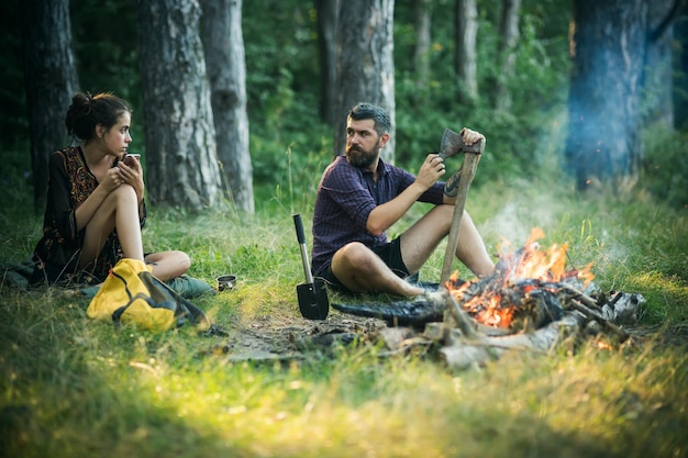 L'uomo hipster affila l'ascia