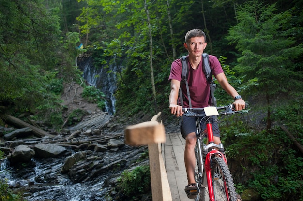 森の中の彼の自転車の男