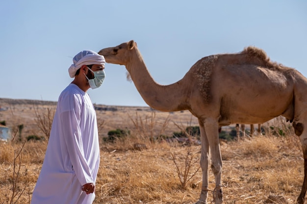 L'uomo e il suo cammello si godono il loro tempo nel villaggio