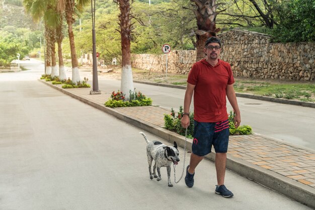 朝の近所の男と彼の犬