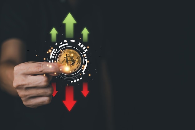 Фото Человек держит золотой биткойн с ценой вверх и вниз концепция хардфорка блокчейна криптовалюты биржа и финансовая прибыль бычий рынок и медвежий рынок