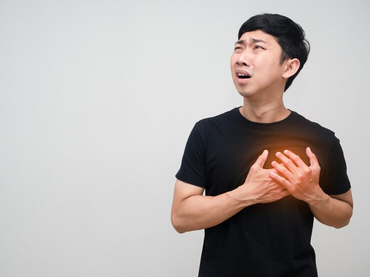 Photo 남자는 그의 가슴을 잡고 고립 된 심장 질환에 대한 고통을 느낀다