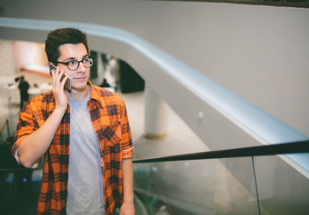 Photo man hold the smartphone on shopping mall