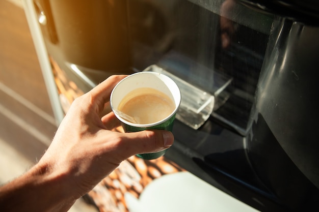 一杯のコーヒーを持っている男