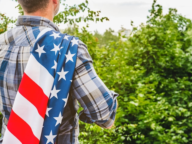 アメリカの国旗を保持している男。祝日